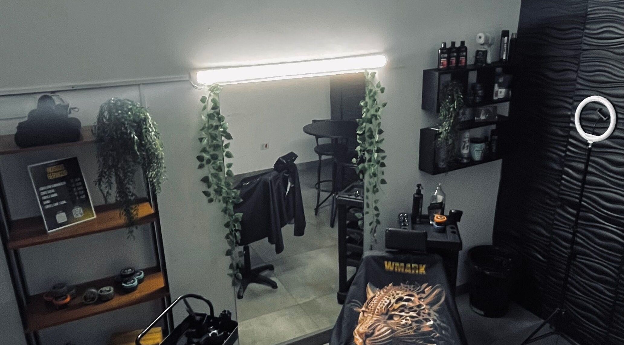 Espaço moderno no Pereira DuCorte, Mato Grosso Do Sul, com espelho iluminado e decoração elegante.