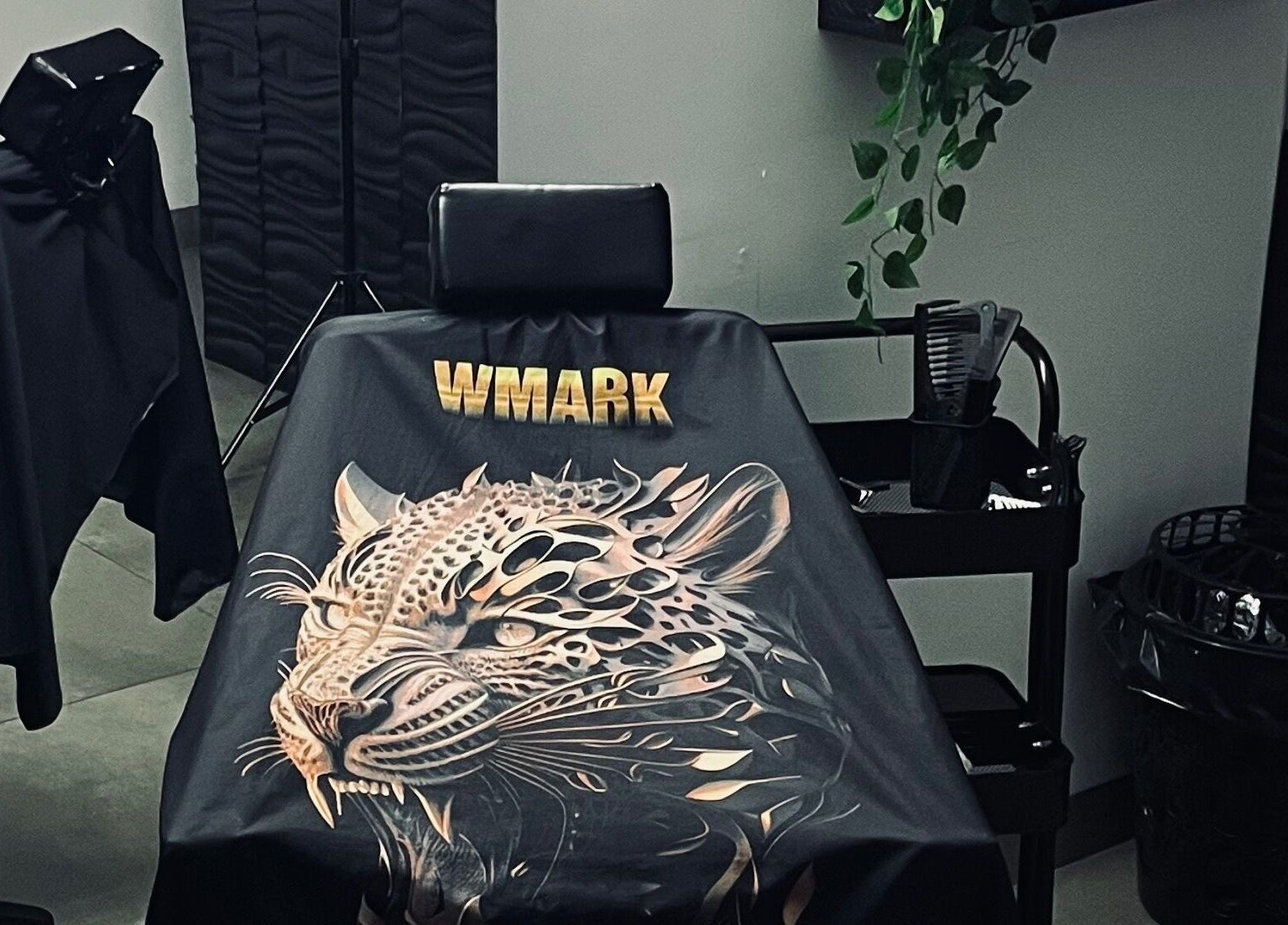 Cadeira estilosa em Pereira DuCorte, Mato Grosso Do Sul, retratando decoração de leopardo.