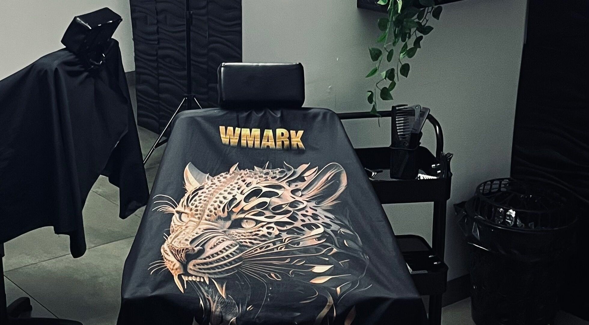 Cadeira estilosa em Pereira DuCorte, Mato Grosso Do Sul, retratando decoração de leopardo.