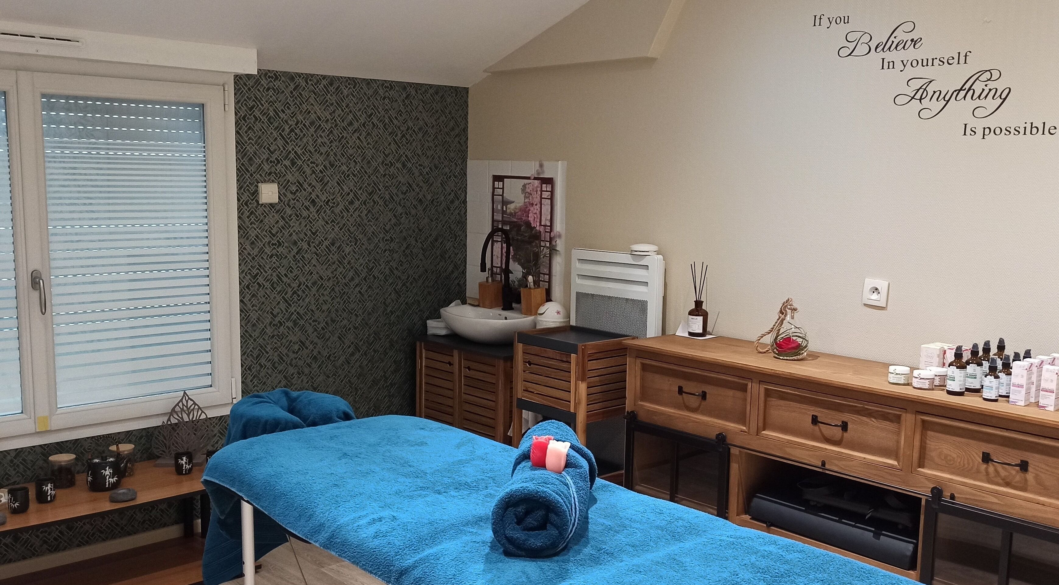 Salle de soin chez Le Cocon de Sarah, Pornic, Pays De La Loire, FR, avec table de massage et décor apaisant.