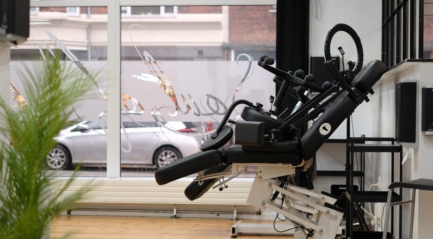 Moderne tatoveringsstol ved Soul of Ink, Frederiksberg, DK med naturligt lysindfald i rummet.