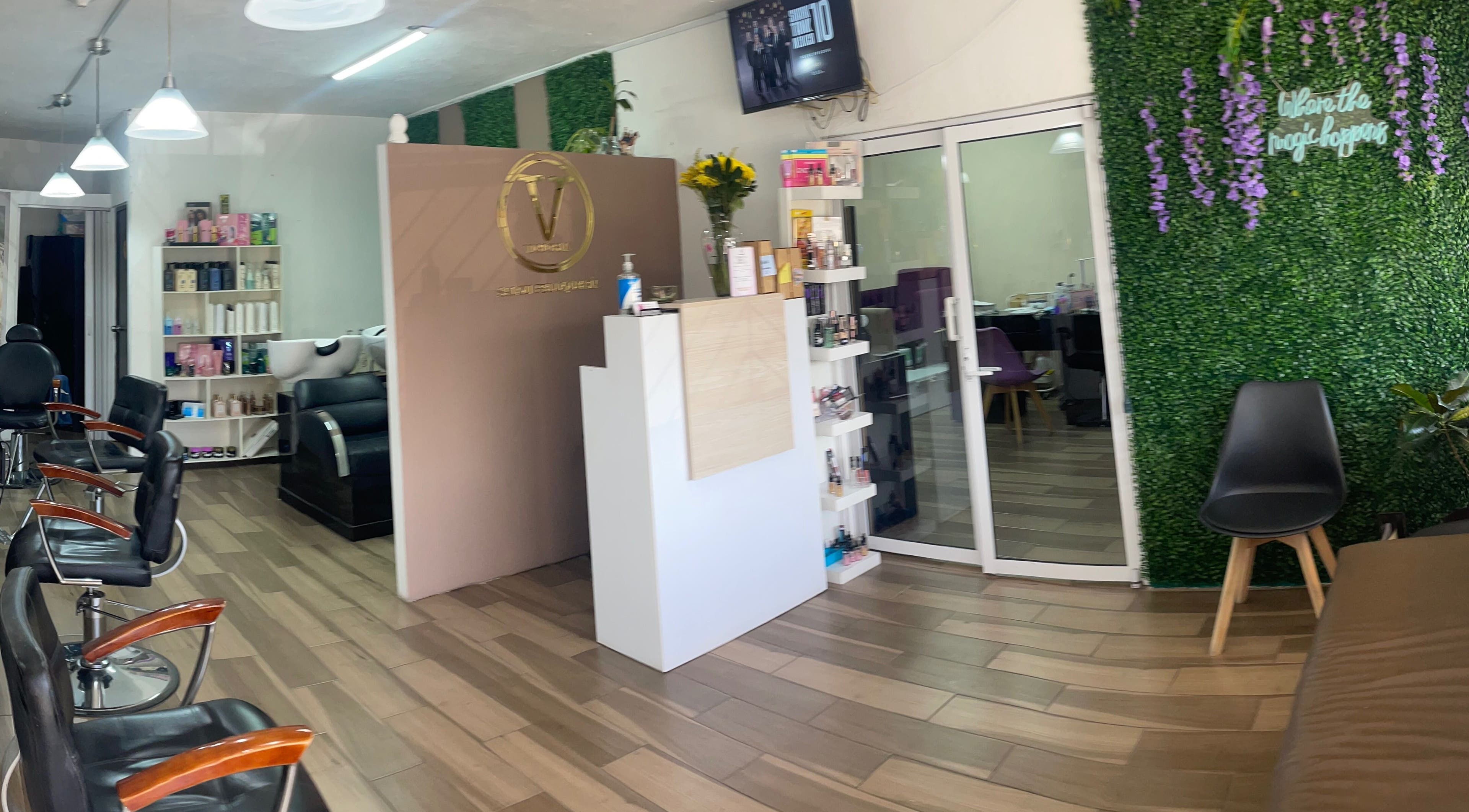 Interior moderno de Victoria Salón Peluqueria en Guadalupe, Nuevo León, MX, con estaciones de belleza organizadas.