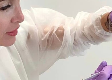 Trattamento estetico a Manuela Poloni _ Caselle di Altivole, Veneto, IT, mostrando precisione e professionalità.
