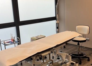 Studio di Manuela Poloni Permanent Make Up a San Polo Di Piave, Veneto, IT, con lettino e attrezzi.