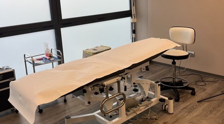 Sala trattamento presso Manuela Poloni - Padova, con lettino ed equipaggiamento estetico. Padova, Padova, IT.