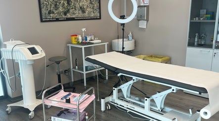 Interno moderno di Manuela Poloni - Caselle di Altivole, ben attrezzato per trattamenti di bellezza.