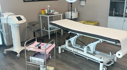 Sala trattamento attrezzata a Manuela Poloni Permanent Make Up, San Polo Di Piave, Veneto, IT.