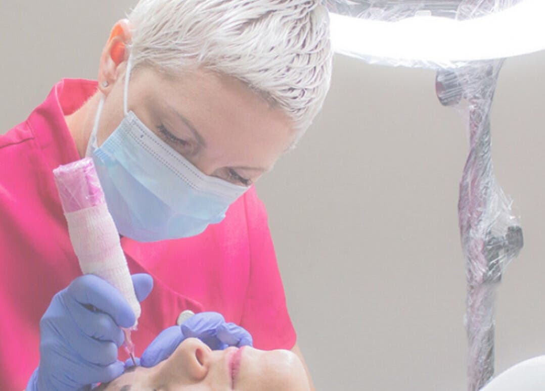 Professionista di bellezza al lavoro presso Manuela Poloni - Castello di Godego, Veneto, IT.