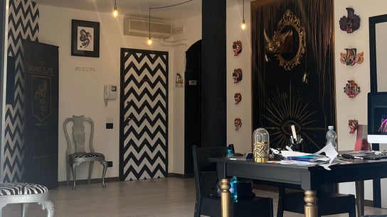 Interno moderno di MANUELA POLONI - Mogliano Veneto, decorazioni artistiche e design elegante in Mogliano Veneto, Veneto, IT.