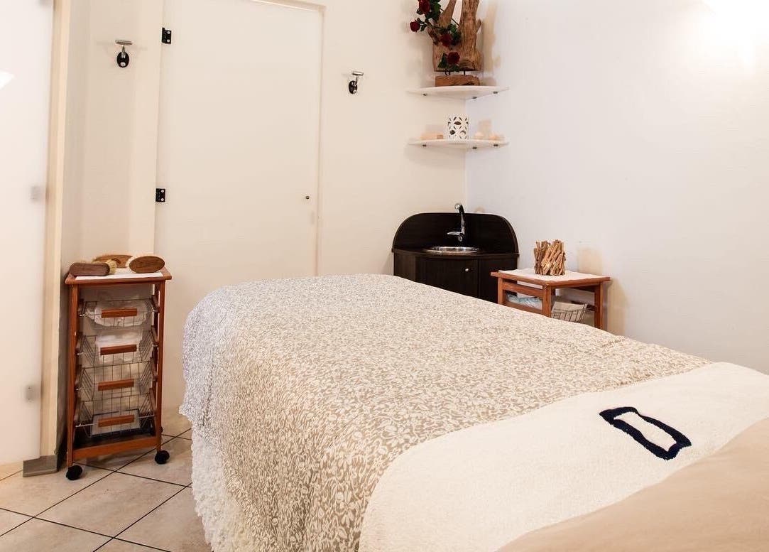 Accogliente saletta da Manuela Poloni - Padova, Padova, IT con letto per trattamenti benessere.