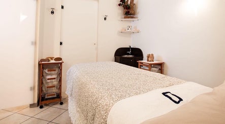 Accogliente saletta da Manuela Poloni - Padova, Padova, IT con letto per trattamenti benessere.