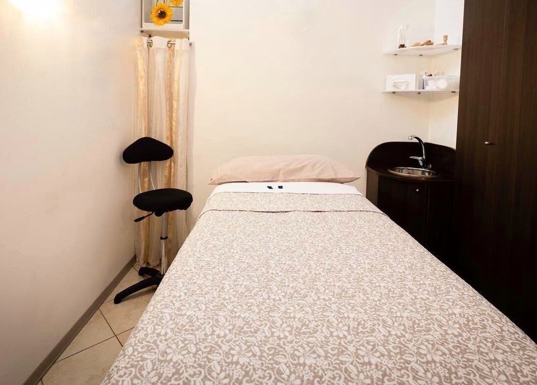 Accogliente stanza trattamento presso Manuela Poloni - Padova, Padova, IT per servizi wellness.