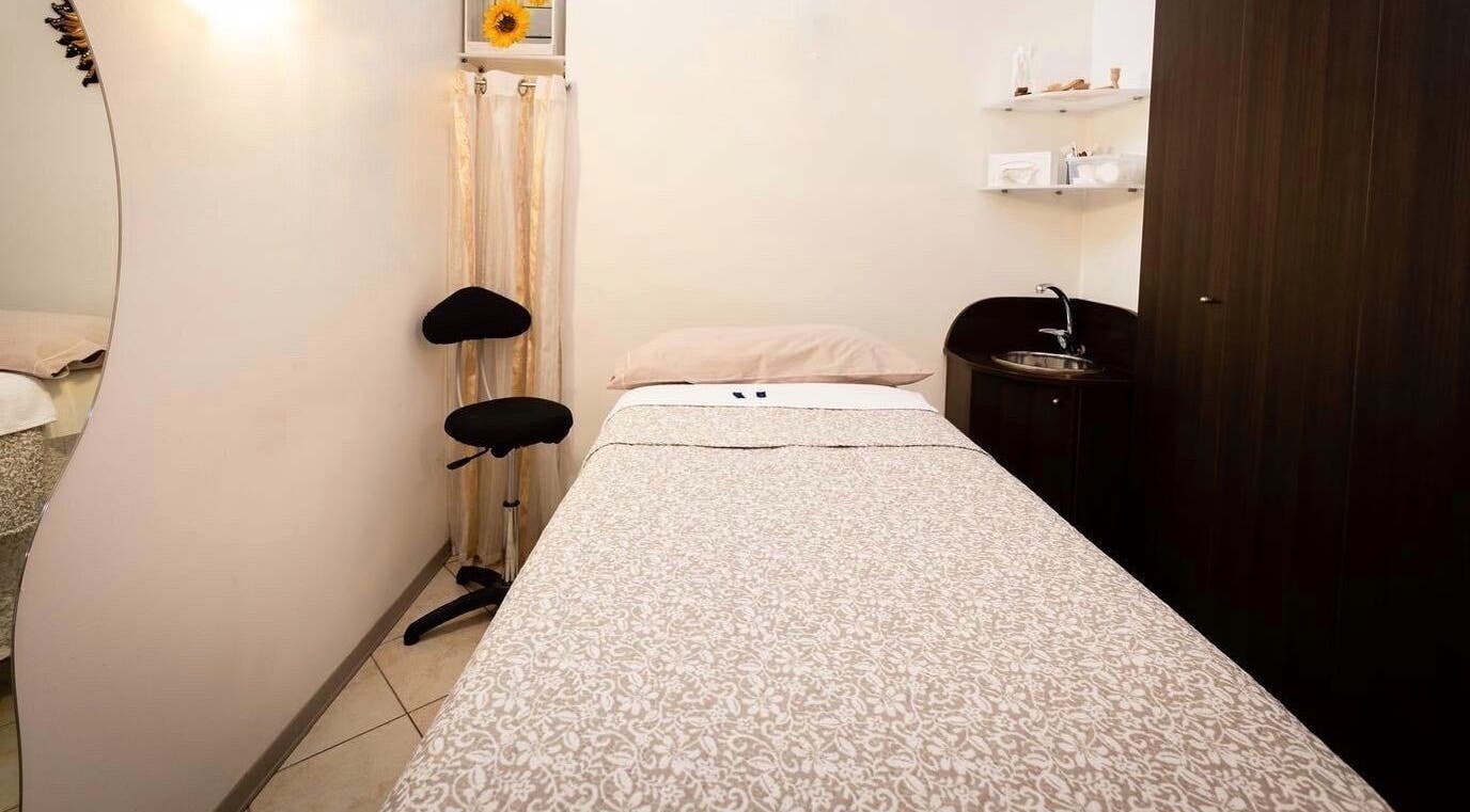 Accogliente stanza trattamento presso Manuela Poloni - Padova, Padova, IT per servizi wellness.