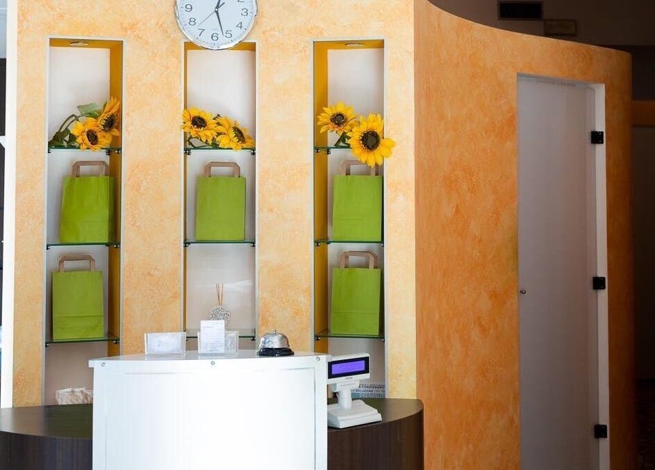 Ingresso accogliente di Manuela Poloni - Padova, con girasoli e borse verdi. Padova, Padova, IT.