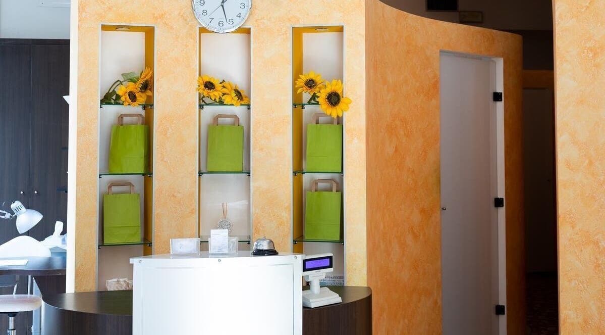 Ingresso accogliente di Manuela Poloni - Padova, con girasoli e borse verdi. Padova, Padova, IT.