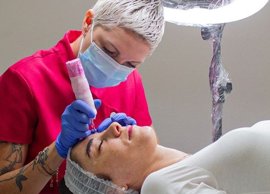 Operatrice esegue trattamento bellezza presso Manuela Poloni - Padova, Padova, IT. Professionalità e cura.