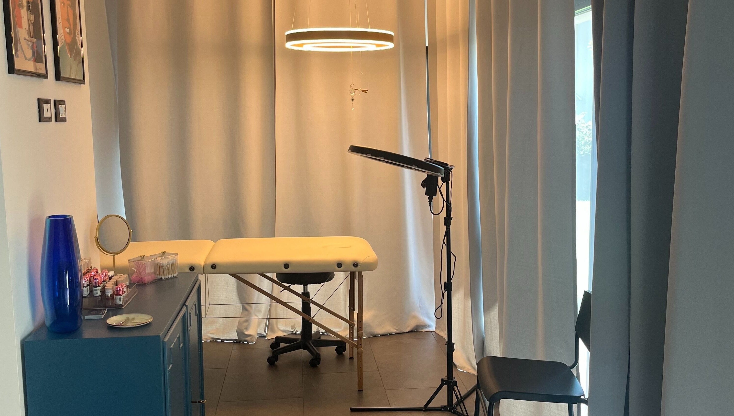 Sala elegante presso Manuela Poloni Permanent Make Up, Albaredo, Veneto, IT. Arredamento moderno e raffinato.