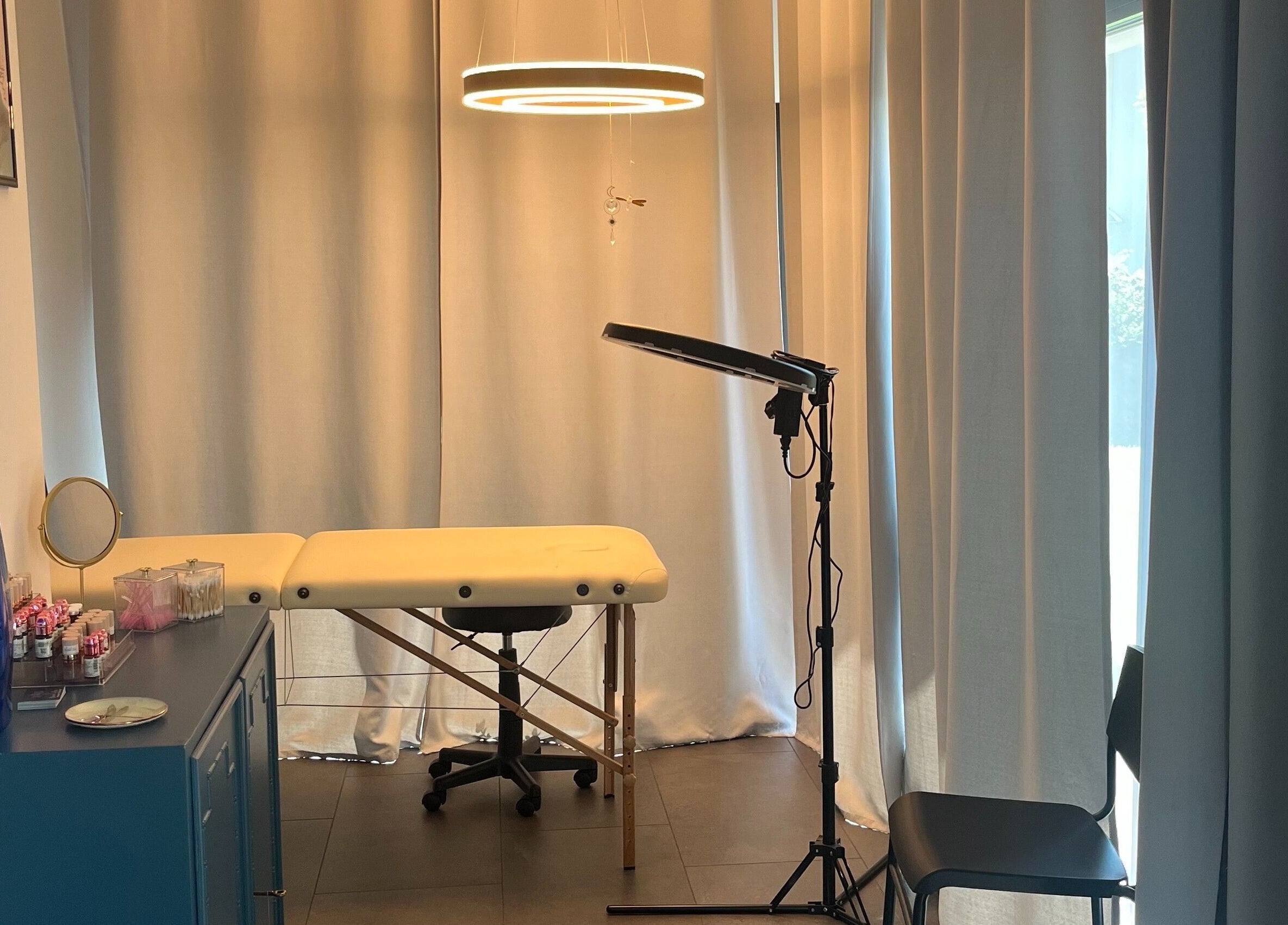 Sala elegante presso Manuela Poloni Permanent Make Up, Albaredo, Veneto, IT. Arredamento moderno e raffinato.