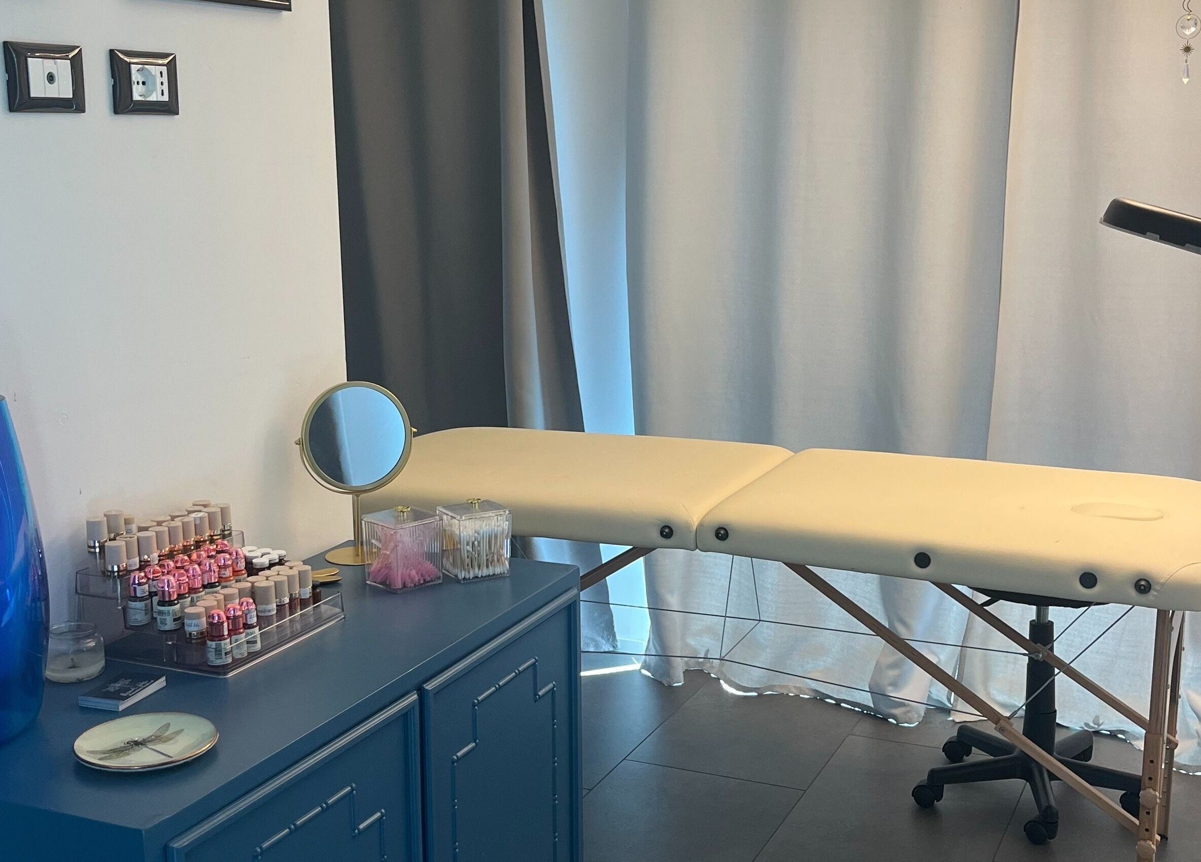 Interno elegante di Manuela Poloni Permanent Make Up a Albaredo, Veneto, IT con lettino e accessori.