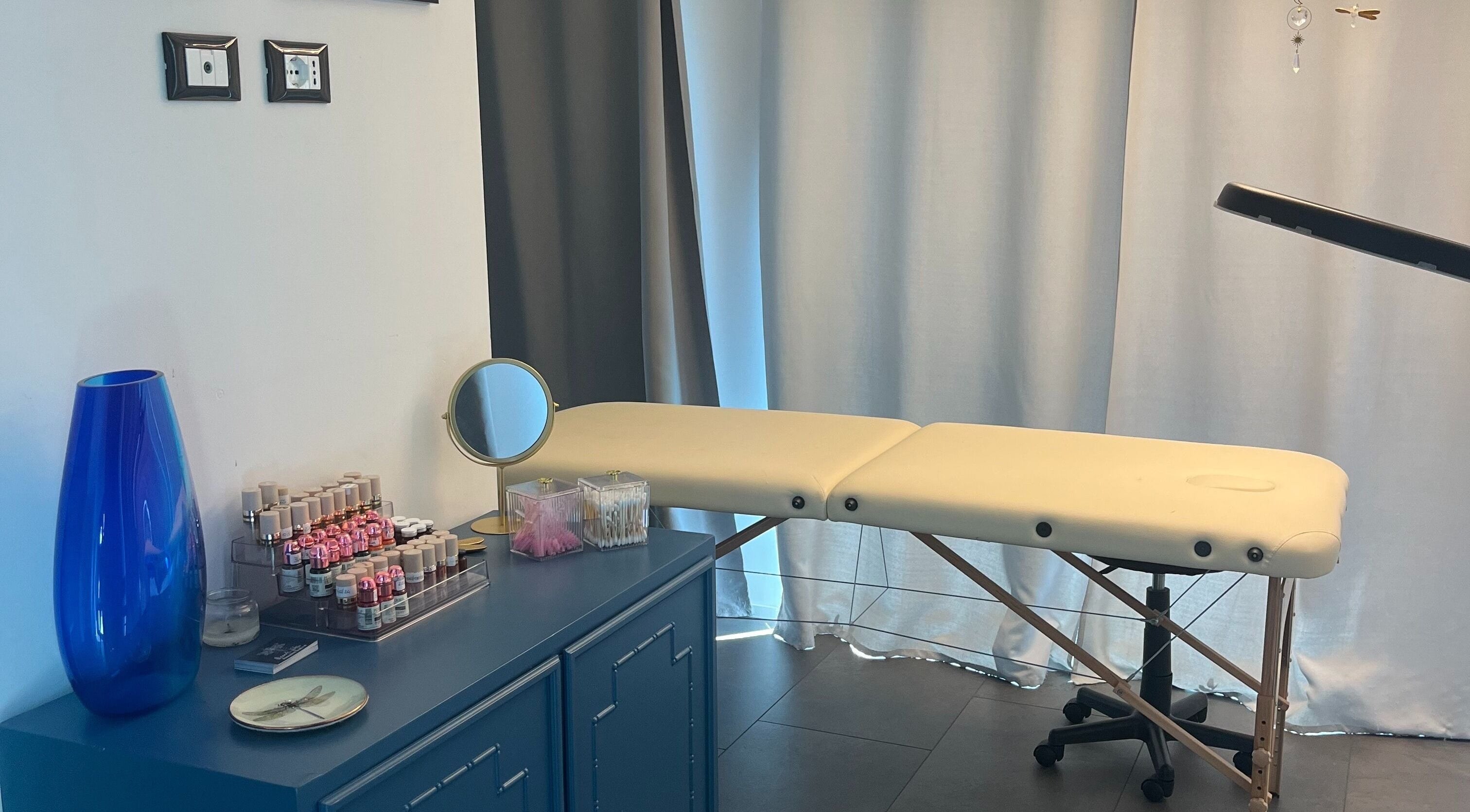 Interno elegante di Manuela Poloni Permanent Make Up a Albaredo, Veneto, IT con lettino e accessori.