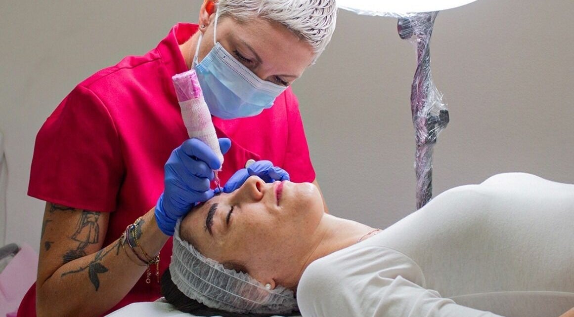 Trattamento sopracciglia presso Manuela Poloni Permanent Make Up, Albaredo, Veneto, IT.