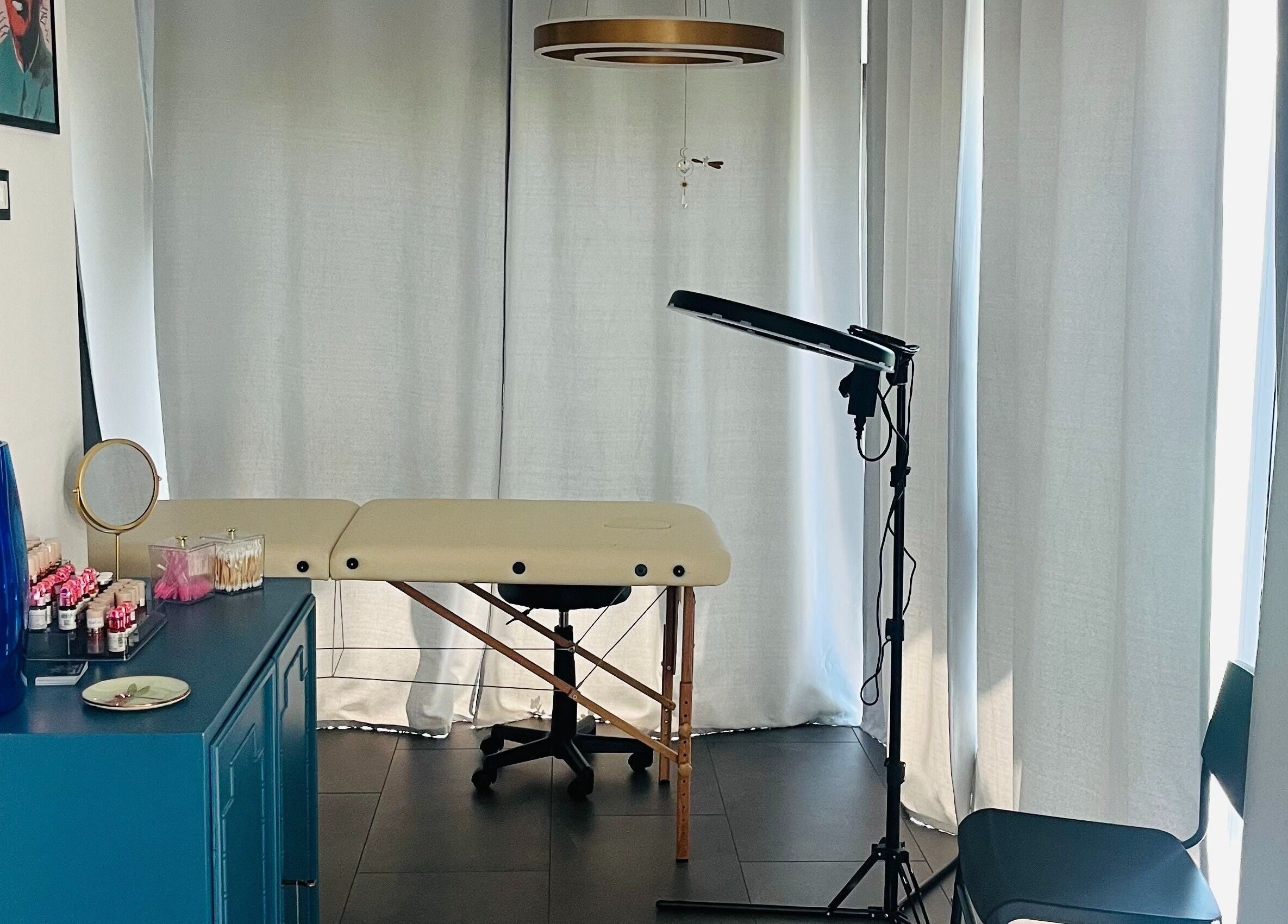 Sala trattamento Manuela Poloni Permanent Make Up, Albaredo, Veneto, IT con arredamento raffinato.