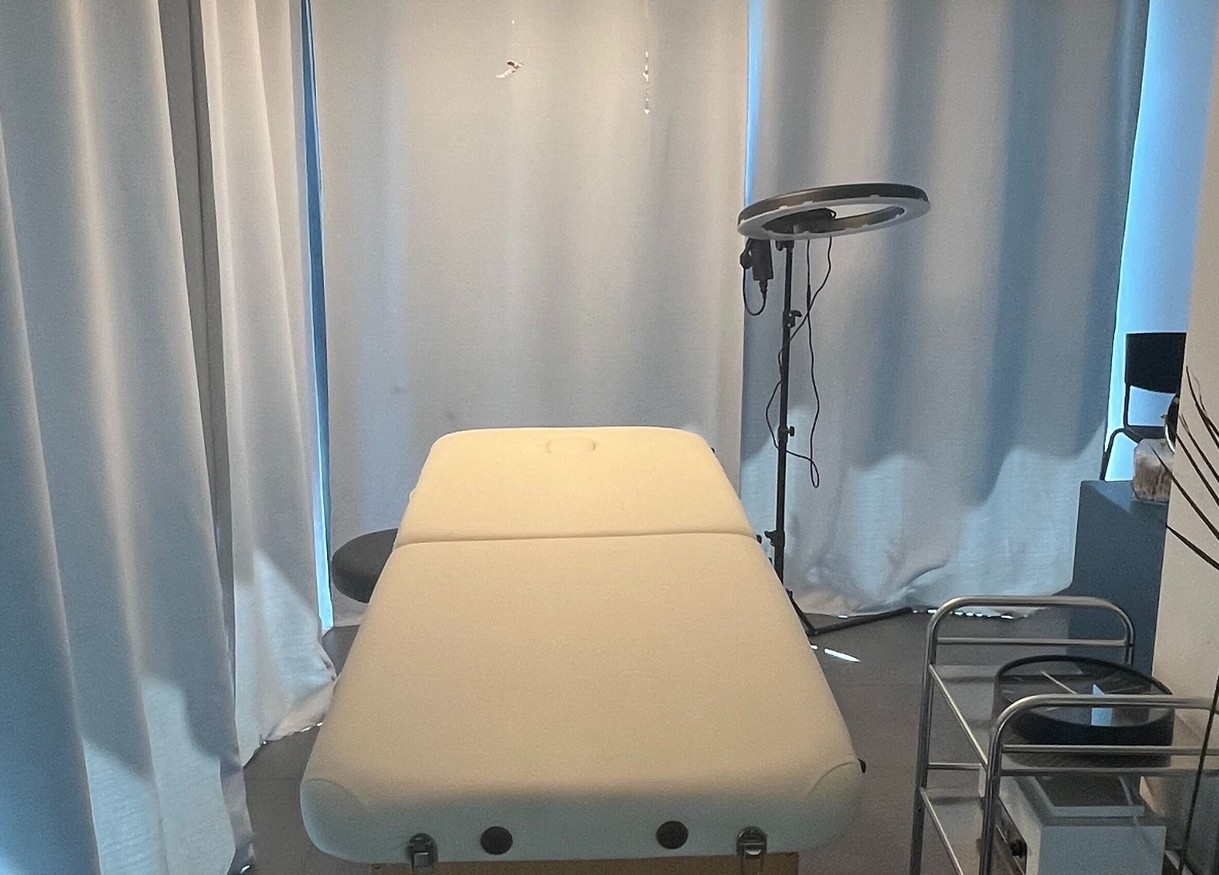 Sala trattamenti a Manuela Poloni Permanent Make Up, Albaredo, Veneto, IT con letto e attrezzature.