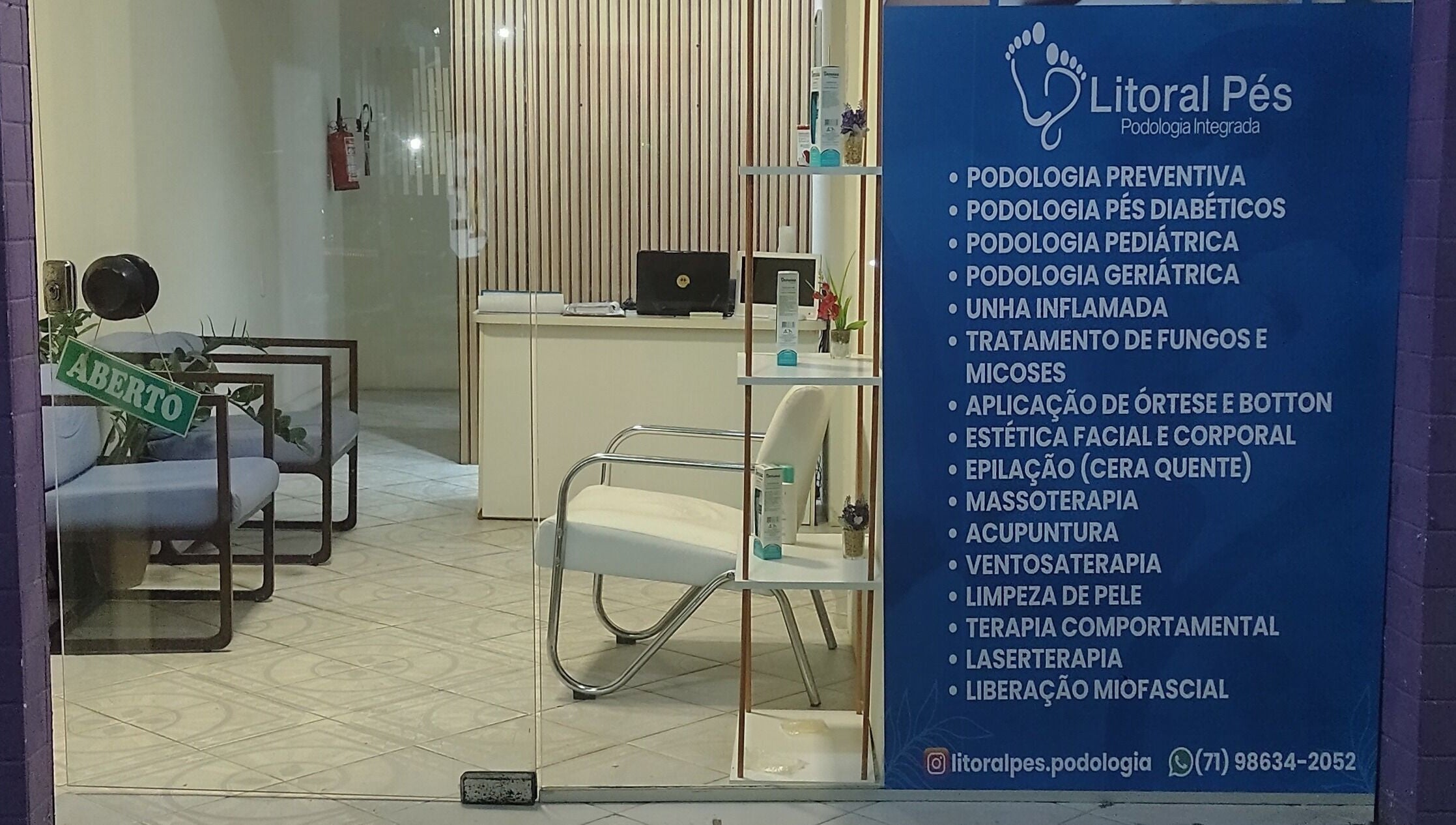 Entrada moderna da Litoral Pés Podologia Integrada em Bahia, Bahia, BR com sinal de 'aberto'.