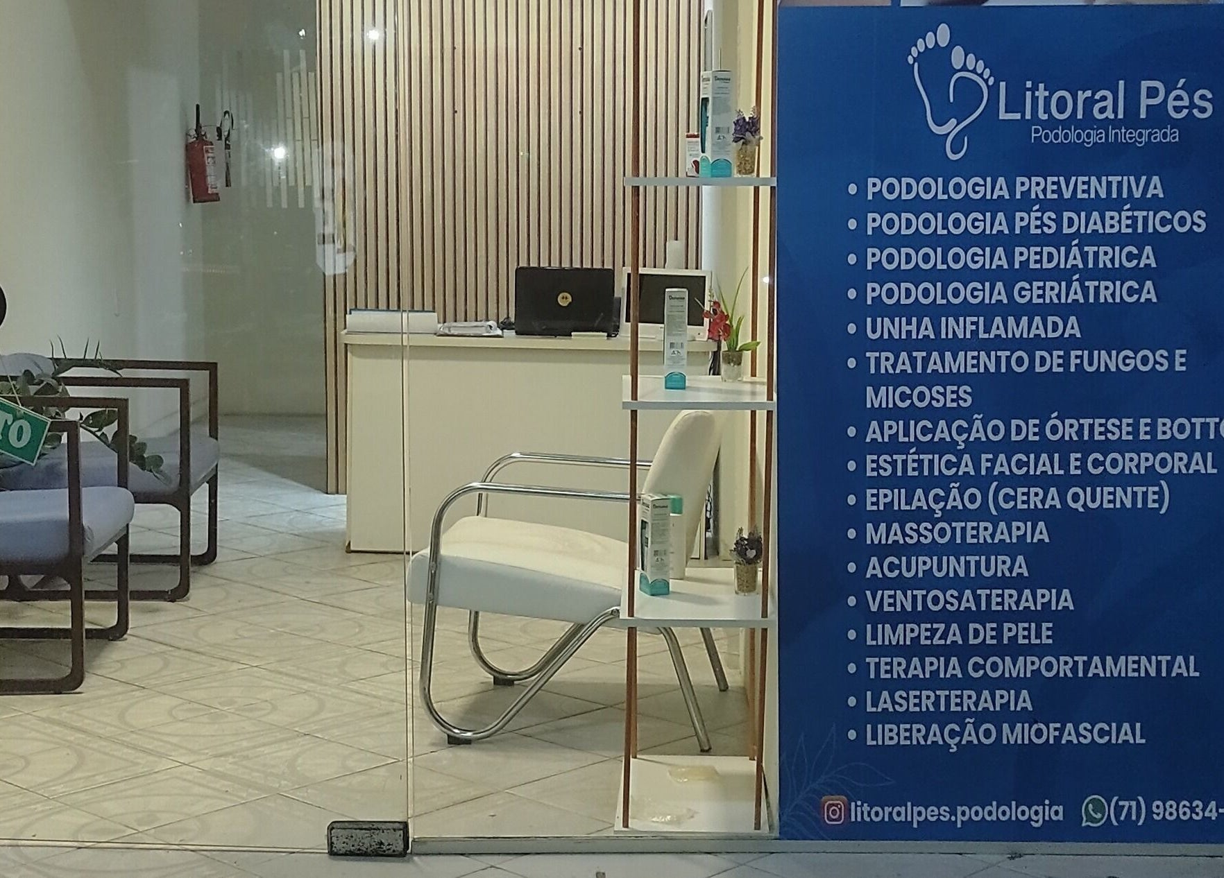 Entrada moderna da Litoral Pés Podologia Integrada em Bahia, Bahia, BR com sinal de 'aberto'.