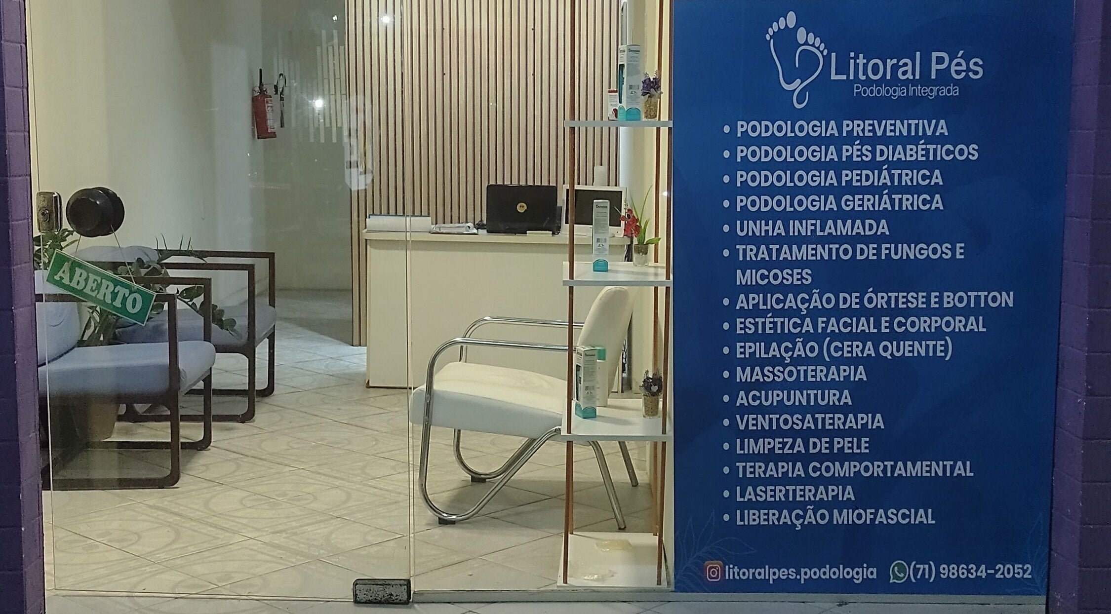 Entrada moderna da Litoral Pés Podologia Integrada em Bahia, Bahia, BR com sinal de 'aberto'.