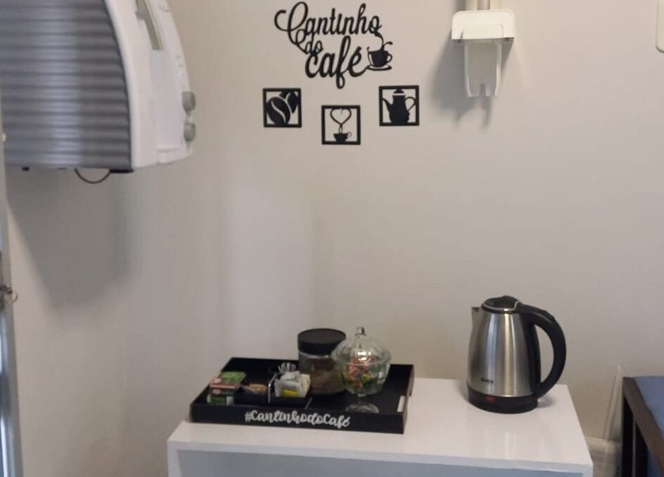 Cantinho de café aconchegante no Litoral Pés Podologia Integrada em Bahia, Bahia, BR, com chaleira e xícaras.