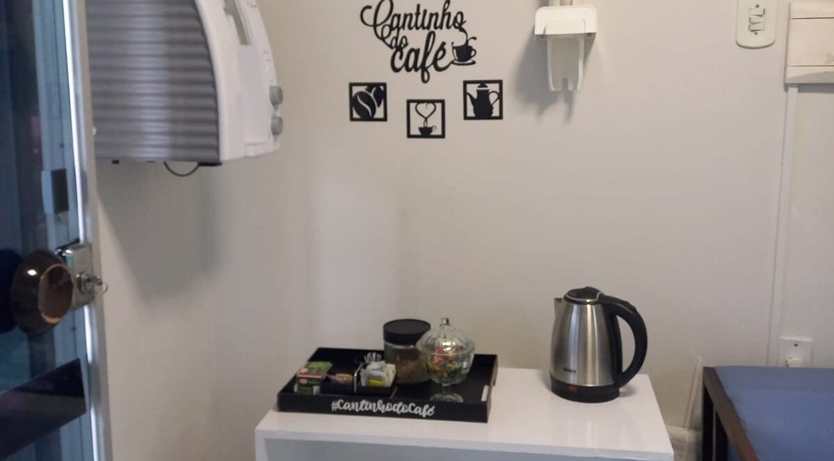 Cantinho de café aconchegante no Litoral Pés Podologia Integrada em Bahia, Bahia, BR, com chaleira e xícaras.