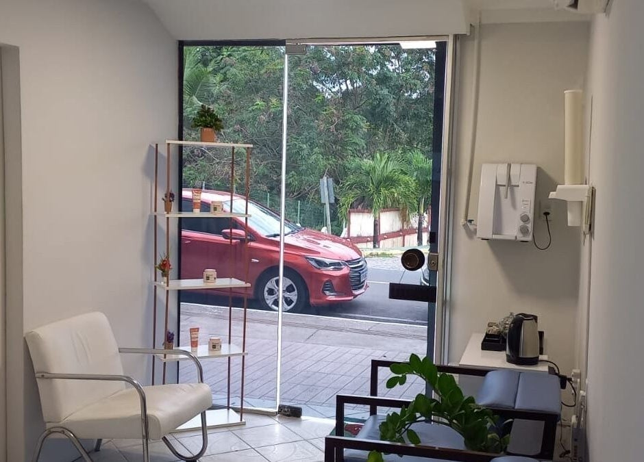 Recepção acolhedora da Litoral Pés Podologia Integrada em Bahia, Bahia, BR com luz natural e assento confortável.