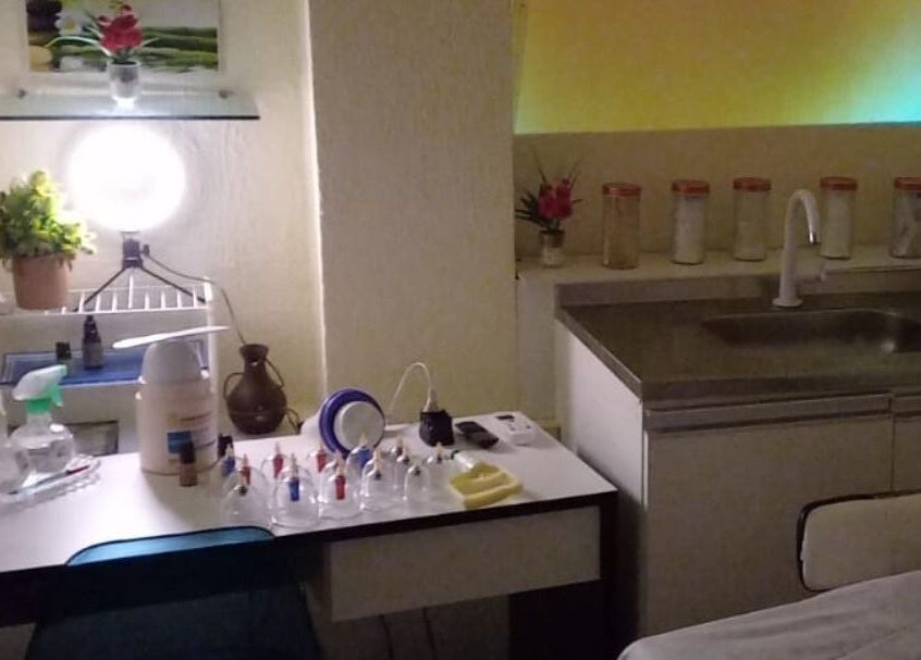 Mesa de trabalho com utensílios de podologia no Litoral Pés Podologia Integrada, Bahia, Bahia, BR.