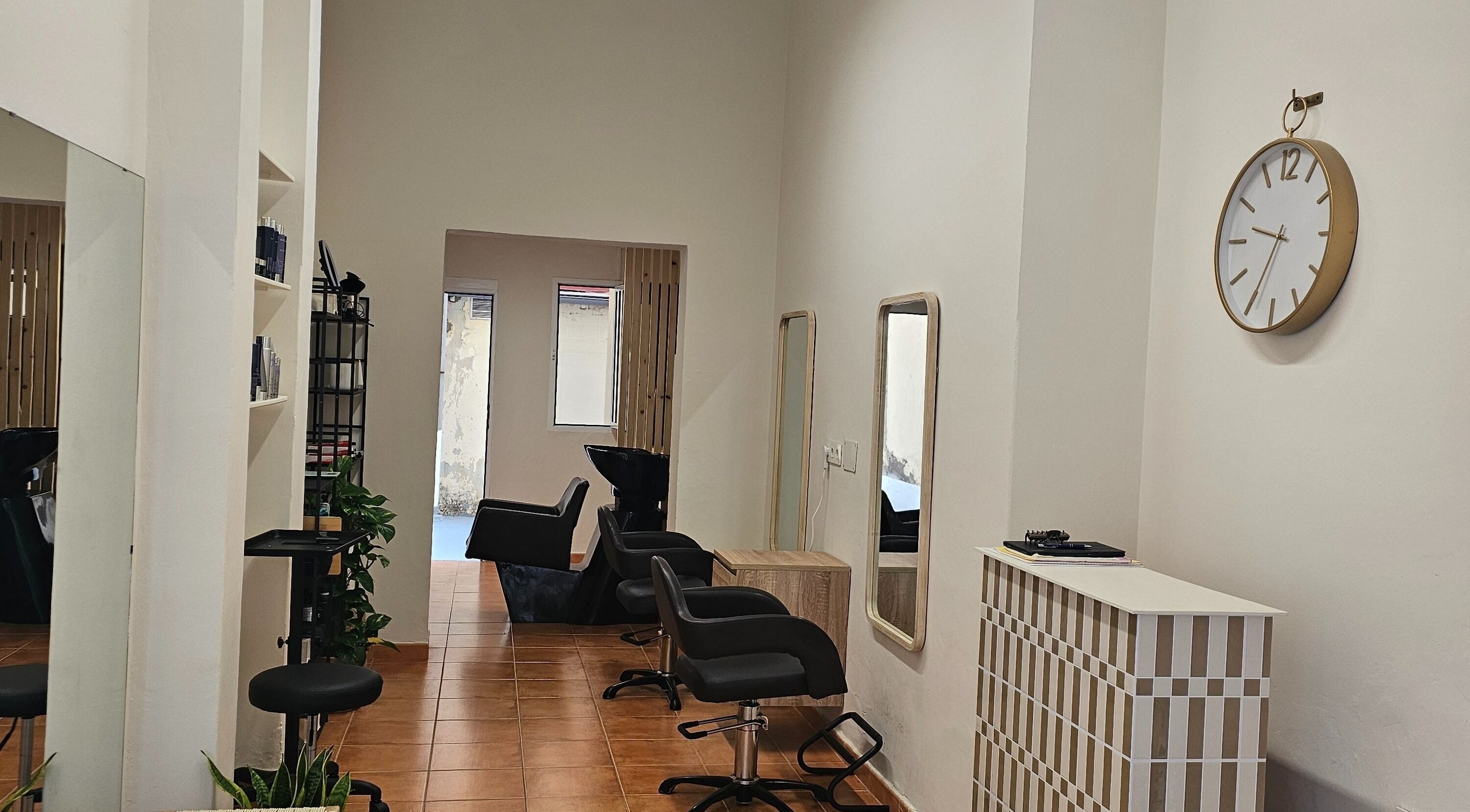 Elegant interior of Tracy Marie salon in Las Palmas De Gran Canaria, Canarias, ES, featuring styling stations.