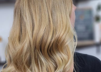 Elegant blonde waves styled at Tracy Marie in Las Palmas De Gran Canaria, Canarias, ES.