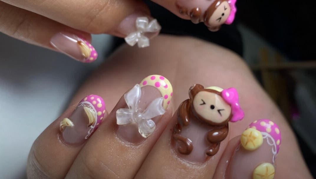 Diseño de uñas con monos y flores en Mitzi MR Studio, Ciudad Victoria, Tamaulipas, MX.