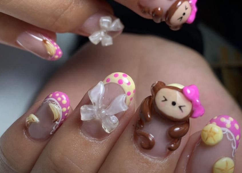 Diseño de uñas con monos y flores en Mitzi MR Studio, Ciudad Victoria, Tamaulipas, MX.