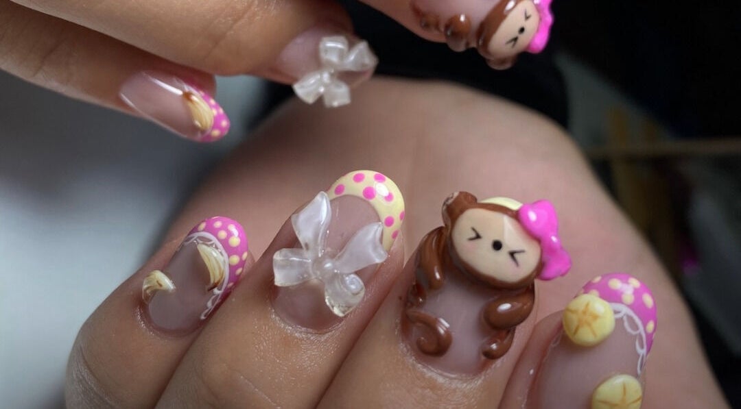 Diseño de uñas con monos y flores en Mitzi MR Studio, Ciudad Victoria, Tamaulipas, MX.