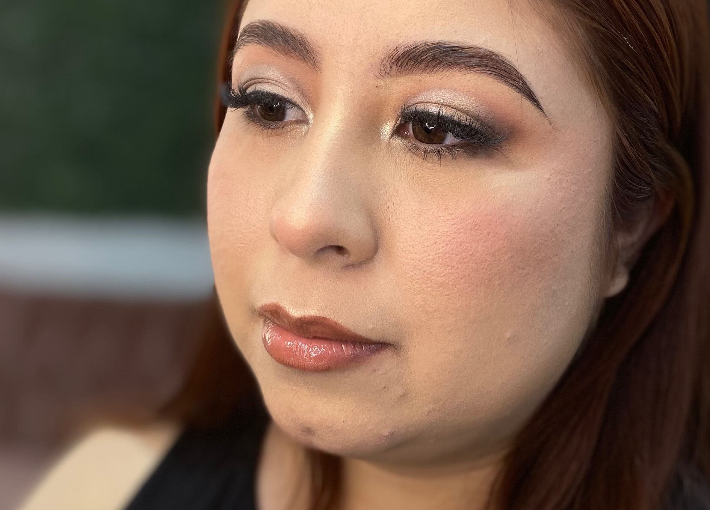 Close-up de maquillaje natural y elegante en Mitzi MR Studio, Ciudad Victoria, Tamaulipas, MX.