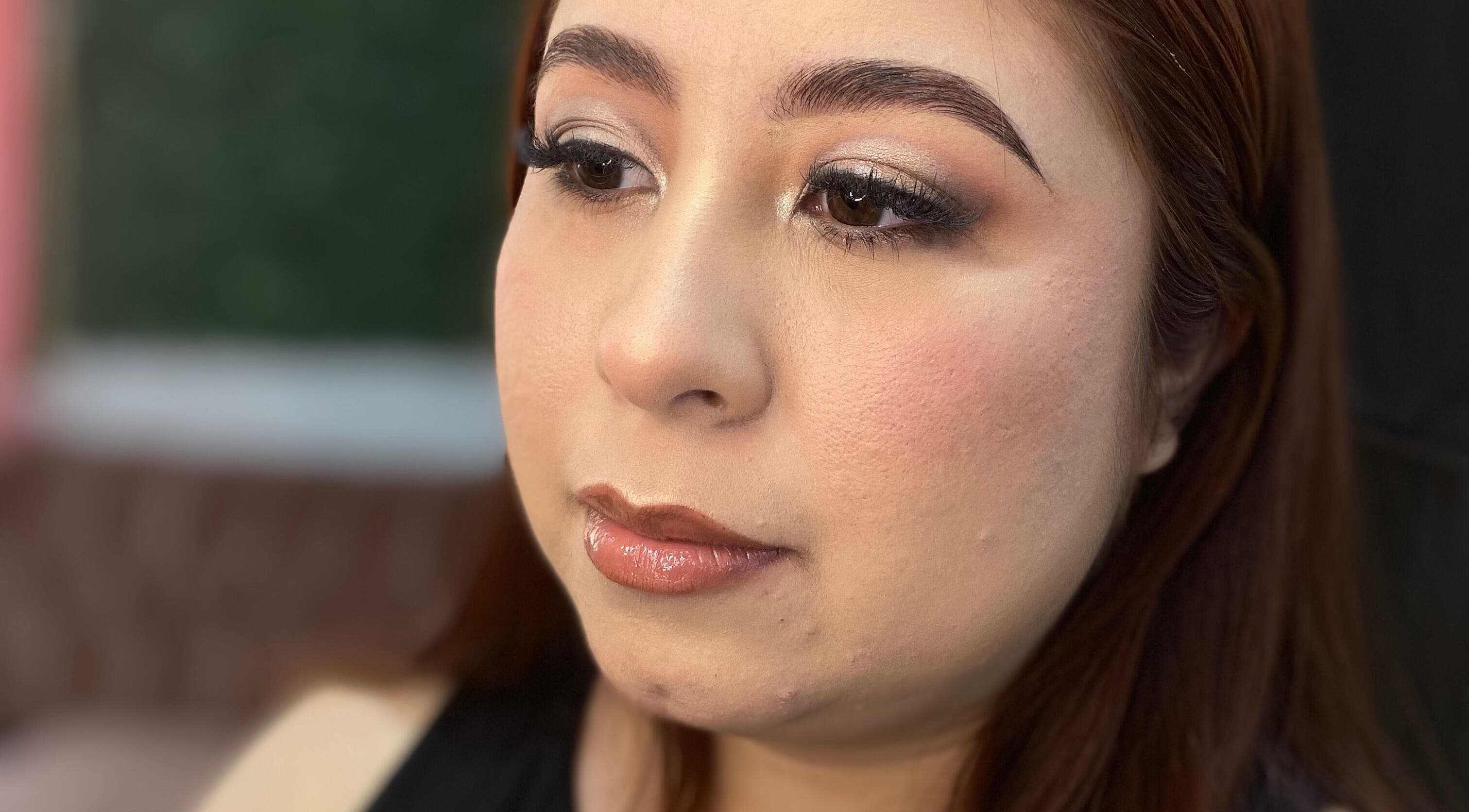 Close-up de maquillaje natural y elegante en Mitzi MR Studio, Ciudad Victoria, Tamaulipas, MX.