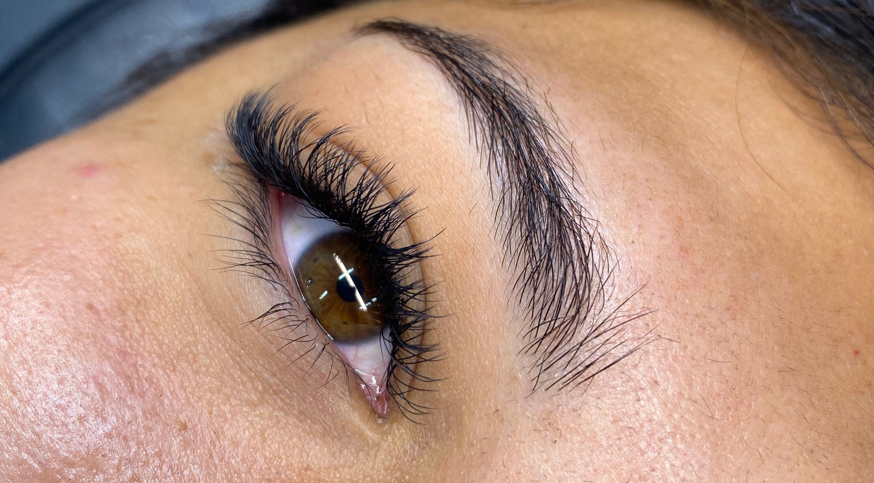 Primer plano de cejas estilizadas en Mitzi MR Studio, Ciudad Victoria, Tamaulipas, MX.