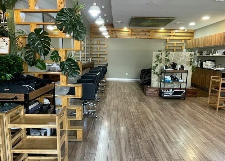 Interior moderno de Rogelaine Imagen - Las Tablas en Madrid, Comunidad De Madrid, ES con muebles de madera y plantas.