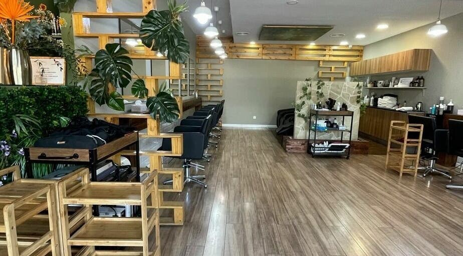 Interior moderno de Rogelaine Imagen - Las Tablas en Madrid, Comunidad De Madrid, ES con muebles de madera y plantas.