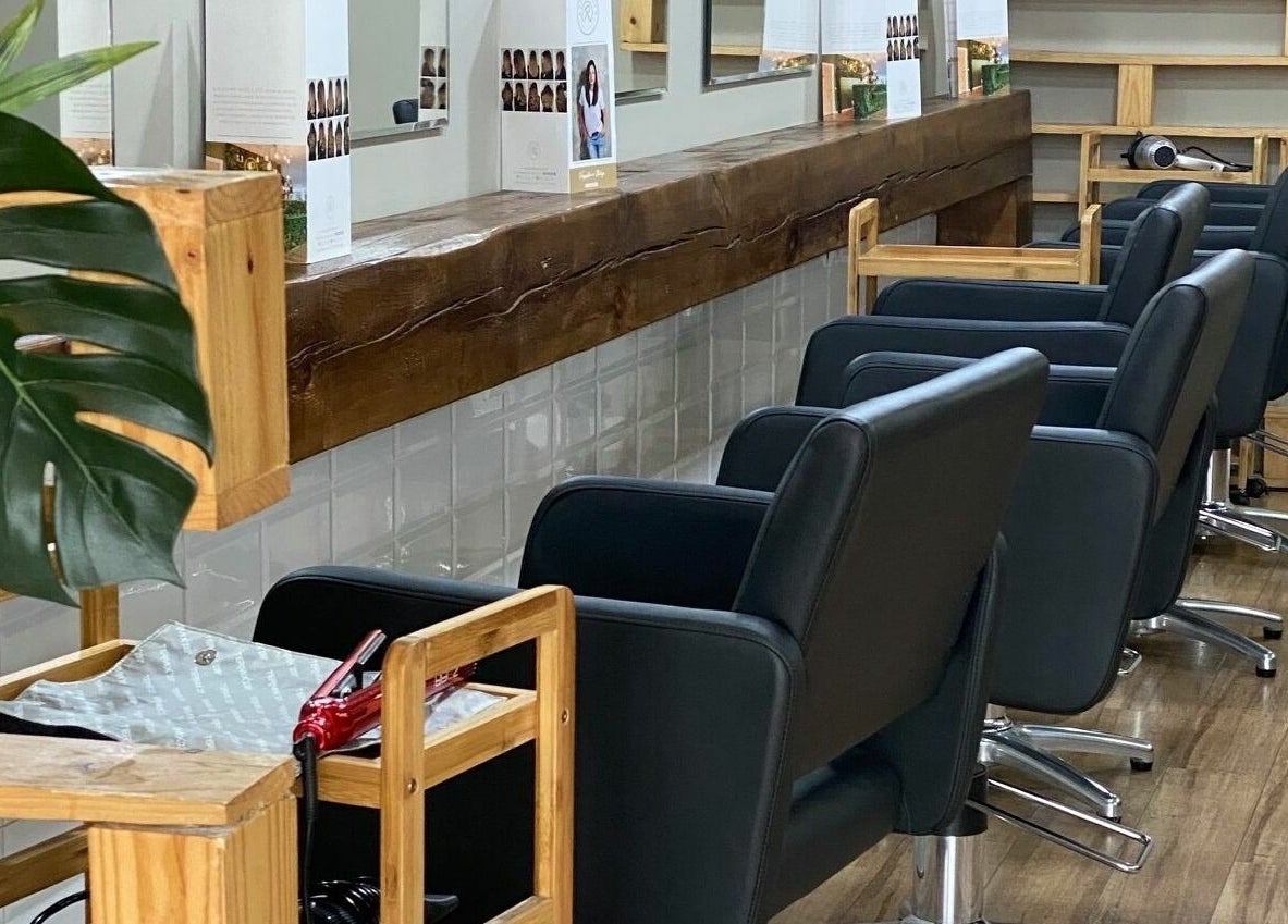 Interior de Rogelaine Imagen - Las Tablas en Madrid, Comunidad De Madrid, ES. Sillas de peluquería modernas.