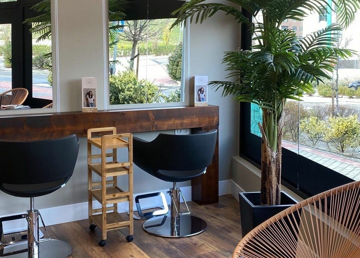 Interior moderno en Rogelaine Imagen - Las Tablas, Madrid, Comunidad De Madrid, ES con sillas y espejo.