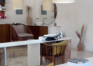 Sala de espera en Casa Venus, Tulum, Quintana Roo, MX con sillas acogedoras y decoración moderna.