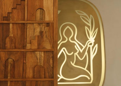 Detalle de arte místico en Casa Venus, Tulum, Quintana Roo, MX, fusiona madera con diseño moderno.