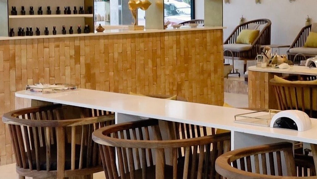 Interior moderno de Casa Venus, Tulum, Quintana Roo, MX, con sillas de madera y mostrador de diseño.