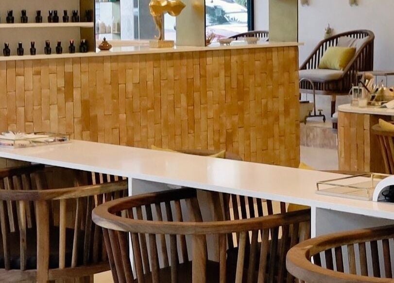 Interior moderno de Casa Venus, Tulum, Quintana Roo, MX, con sillas de madera y mostrador de diseño.